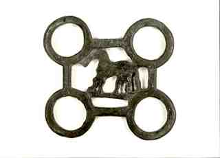 [Fre de cavall amb representació d'un cavall al centre amb quatre anelles a les cantonades, revers]