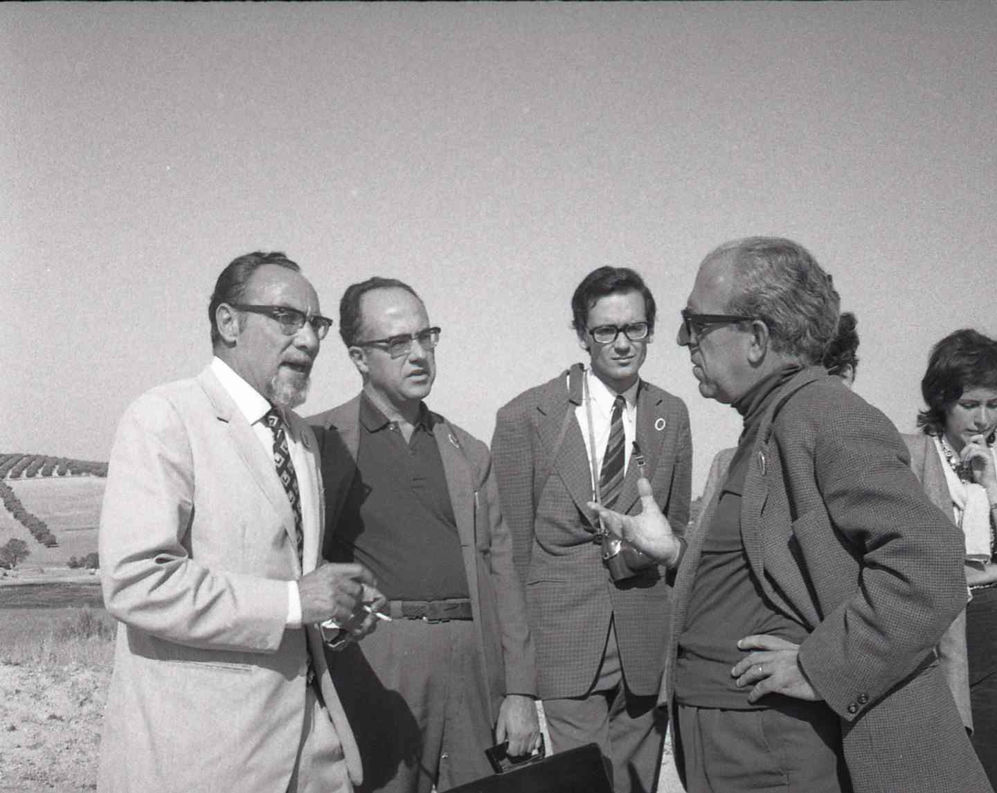 Dr. Palol durant una visita a la vil·la romana de la Olmeda, 1969