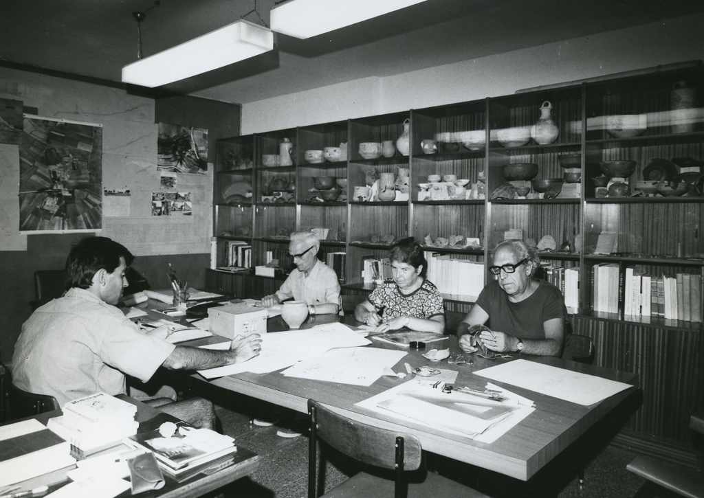 Dr. Palol a la biblioteca de Clunia, 1978